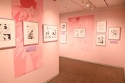 「10周年記念 ヲタクに恋は難しい展」の様子。