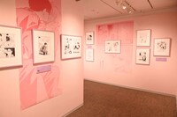 「10周年記念 ヲタクに恋は難しい展」の様子。