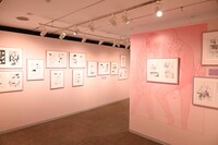 「10周年記念 ヲタクに恋は難しい展」の様子。