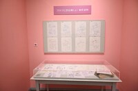 「10周年記念 ヲタクに恋は難しい展」の様子。