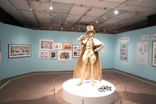 「青の創造」コーナーに展示されたメフィストの立像。 (c)加藤和恵/集英社