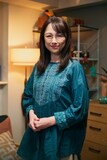 櫻井淳子扮する不思議慈子。 (c)「やぶさかではございません」製作委員会