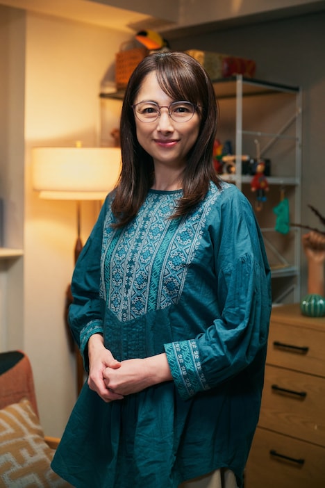 櫻井淳子扮する不思議慈子。 (c)「やぶさかではございません」製作委員会