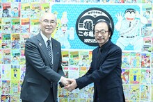 葛飾区長・青木克徳（左）と秋本治（右）。