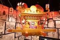 2階の天井に釣り下がるお神輿。