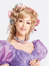 大和悠河扮するリリィ。