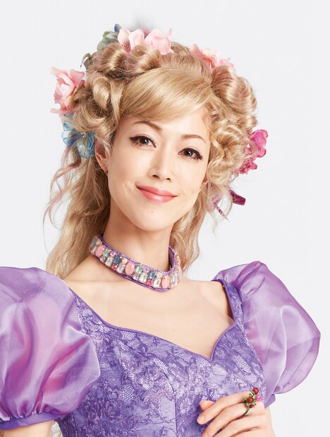 大和悠河扮するリリィ。