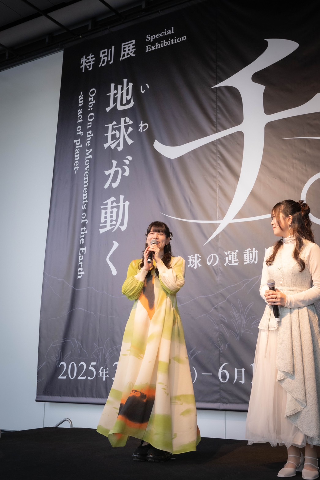 左から島袋美由利、仁見紗綾。
