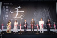 テープカットを行う登壇者たち。左から島袋美由利、仁見紗綾、日本科学未来館の伊藤洋一副館長、宇宙飛行士の野口聡一氏、小西克幸、速水奨。