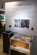 「庵野秀明 企画・プロデュース／放送50周年記念『宇宙戦艦ヤマト 全記録展』」7階の展示スペースより「激闘」コーナー。