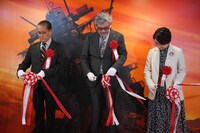 左から小坂恵一氏、庵野秀明、麻上洋子。テープカットの瞬間。