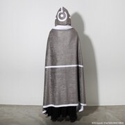 「魔法陣グルグル ミウチャのブランケット」の着用イメージ。