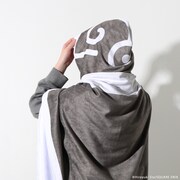 「魔法陣グルグル ミウチャのブランケット」の着用イメージ。