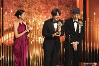 第48回日本アカデミー賞の授賞式に登壇した藤野役の河合優実、押山清高監督、アニメーターの井上俊之。
