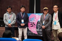 左からボンズの南雅彦プロデューサー、村田和也監督、キャラクターデザイン・総作画監督の小西賢一、メカニックデザインを担当した荒牧伸志。