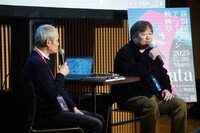 川元利浩（右）。