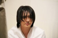 実写PV「ハニワット登場」より濱田龍臣。