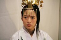 実写PV「ハニワット登場」より平岡ちか。