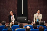 左から荒牧伸志、前田真宏。