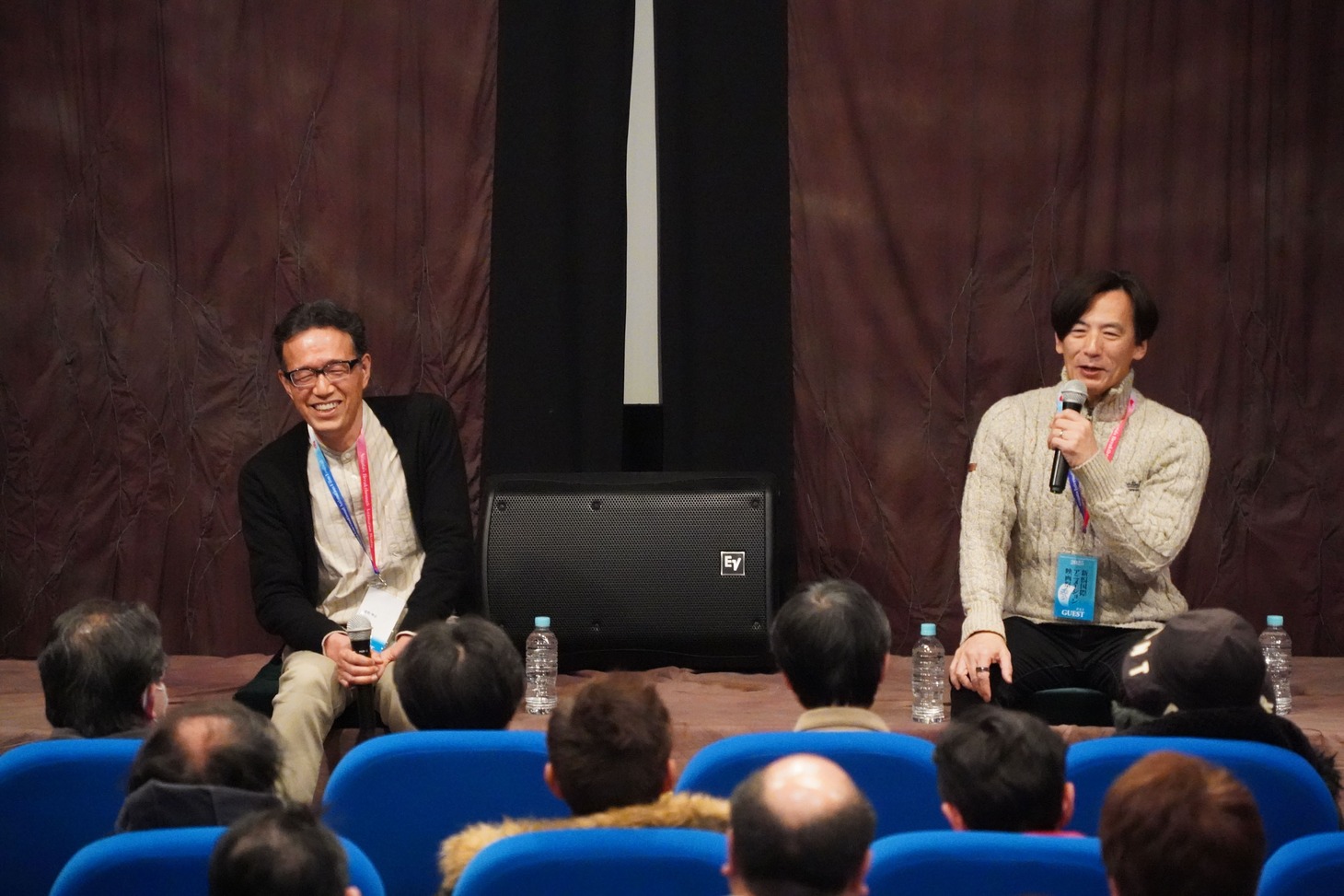 左から荒牧伸志、前田真宏。