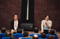 左から荒牧伸志、前田真宏。