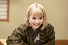 奥山葵扮する巴沢千春。