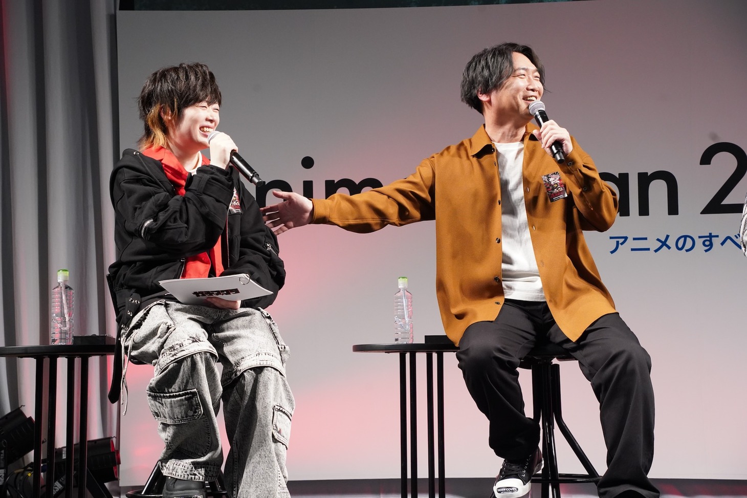 左から市川蒼、小西克幸。