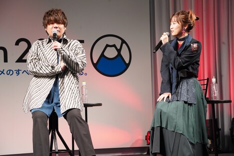 左から松岡禎丞、花守ゆみり。