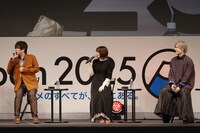 アニメ「鬼滅の刃」ステージイベントの様子。左から嘴平伊之助役の松岡禎丞、栗花落カナヲ役の上田麗奈、不死川玄弥役の岡本信彦。