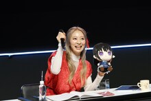 安済知佳。手にしているのは若山詩音が不在時のイベントの記憶を持つたきなのぬいぐるみ。