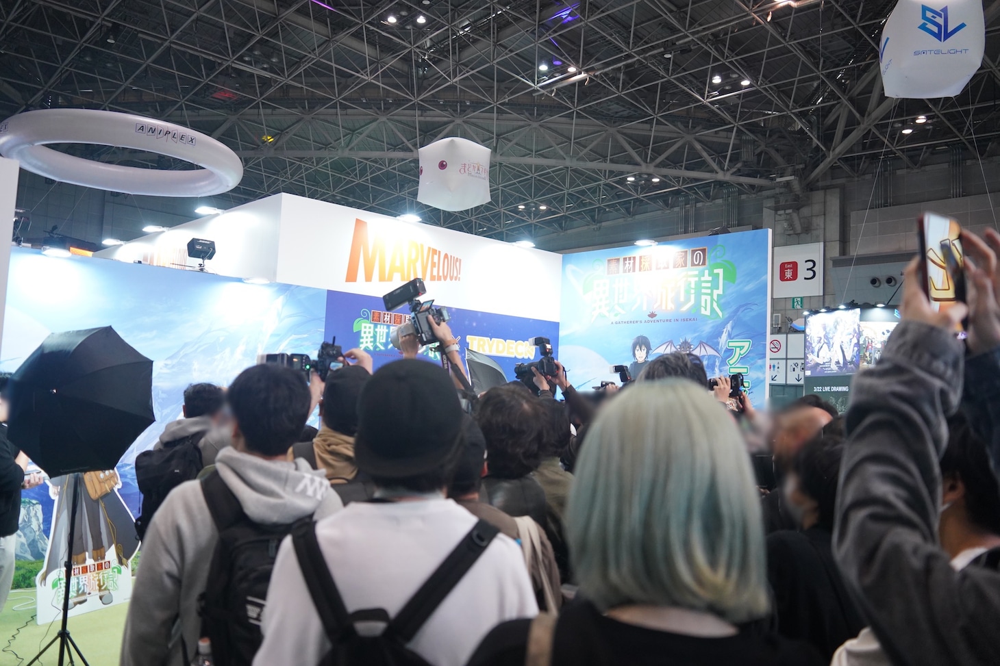 コスプレ撮影会の様子。展示スペースは多くの人で賑わった。