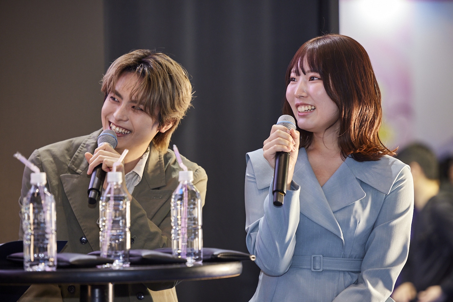左から高野洸、綾坂晴名。