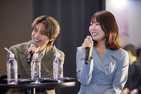 左から高野洸、綾坂晴名。