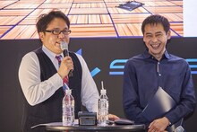 左から柳原哲也、小野勝巳監督。