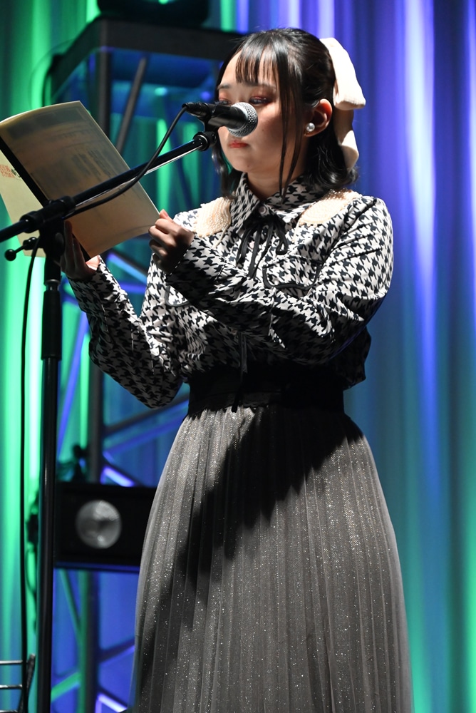 生アフレコ中の悠木碧。