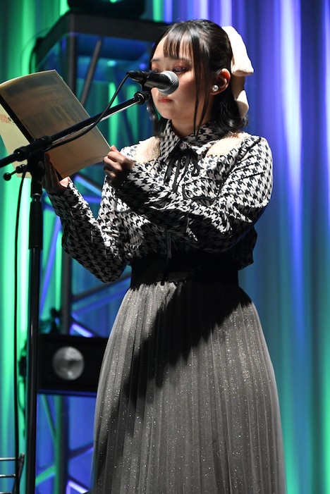 生アフレコ中の悠木碧。