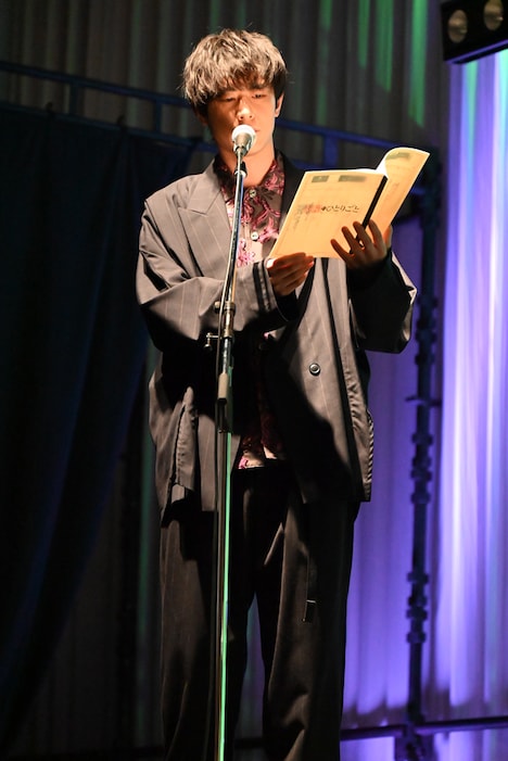 生アフレコ中の大塚剛央。