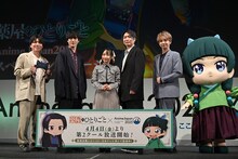 TVアニメ「薬屋のひとりごと」第2期ステージイベントの様子。左から赤羽根健治、大塚剛央、悠木碧、小西克幸、橘龍丸、猫猫の着ぐるみ。