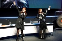 「AJはしっかり定時帰り！ギルドの受付嬢ステージ」の様子。左から芹澤優、高橋李依。