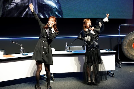 「AJはしっかり定時帰り！ギルドの受付嬢ステージ」の様子。左から芹澤優、高橋李依。