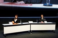 「AJはしっかり定時帰り！ギルドの受付嬢ステージ」の様子。左から芹澤優、高橋李依。