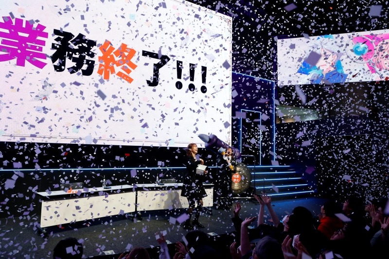 「AJはしっかり定時帰り！ギルドの受付嬢ステージ」の様子。残業の成果である紙吹雪を披露する芹澤優と高橋李依。