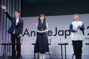 左から小山力也、山崎和佳奈、高山みなみ。