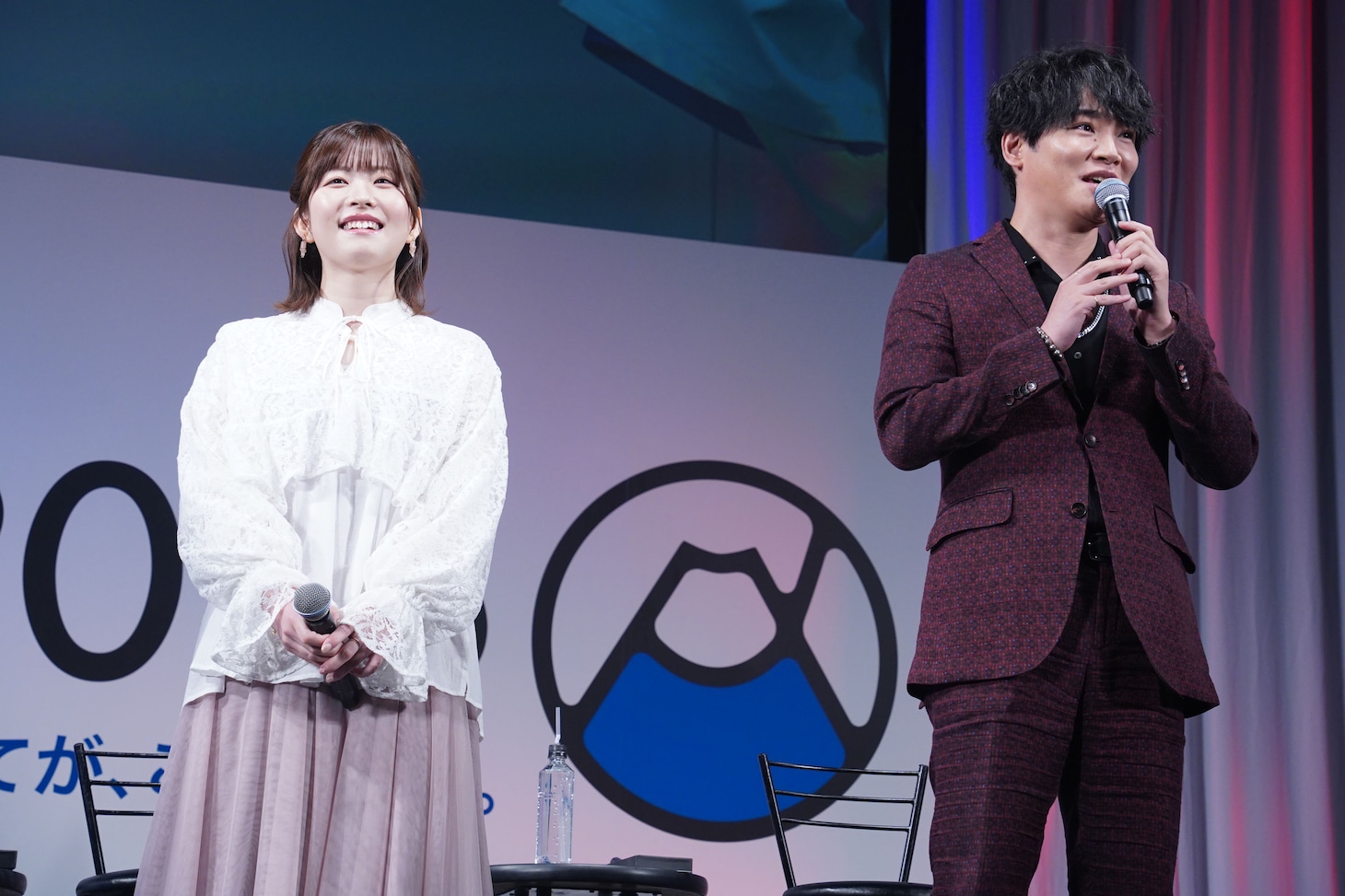 左から石見舞菜香、細谷佳正。