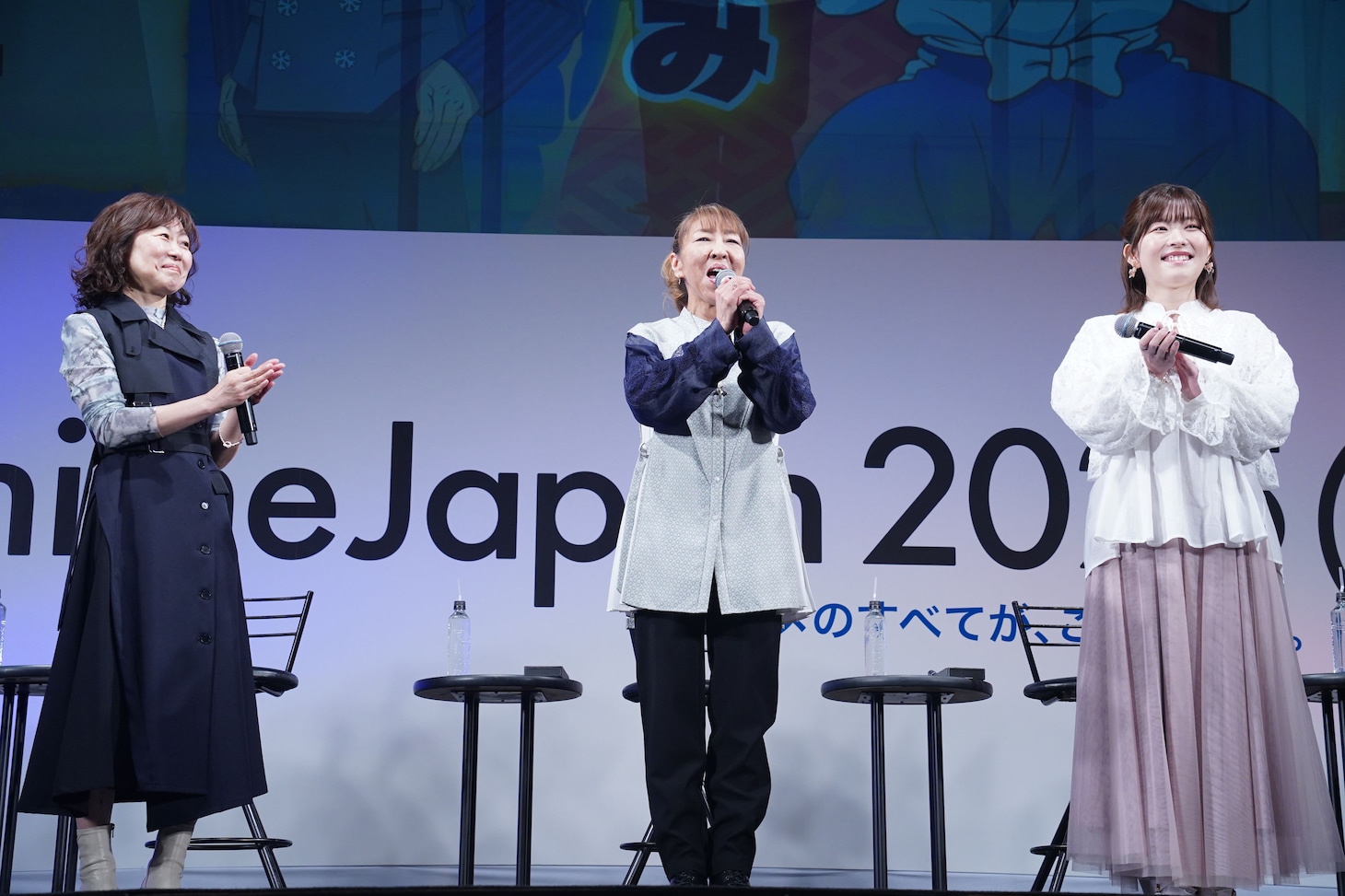 左から山崎和佳奈、高山みなみ、石見舞菜香。