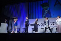 コナンにその場で声をあてる高山みなみ（右から2番目）。