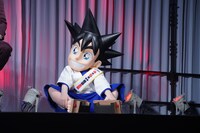 ステージであぐらをかく刃。