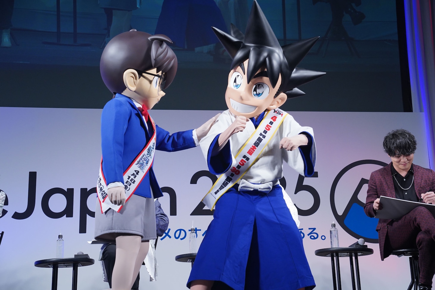 キャスト陣がクイズの回答を考える間、何やら話し出すコナンと刃。