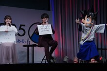 クイズに回答する石見舞菜香、細谷佳正。