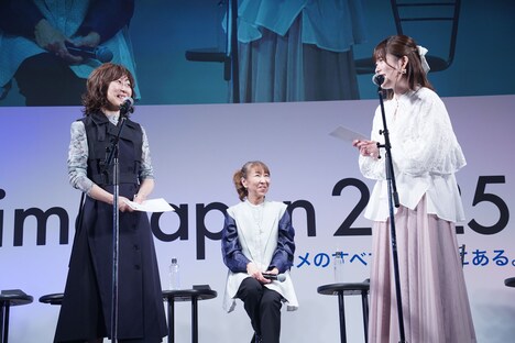 掛け合いを終えて笑顔を交わす山崎和佳奈と石見舞菜香。